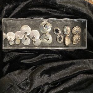 6 pairs of 1 size fits all ear rings clip on